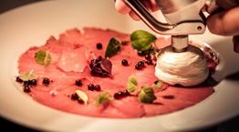 Η πολυσυλλεκτική κουζίνα του Αντώνη Πεχλιβανάκη