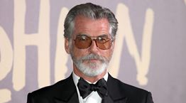 Στα 66 του, ο Pierce Brosnan είναι πιο cool από τον James Bond