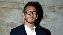 Ο Hidetoshi Nakata κοντράρει στιλιστικά τον David Beckham