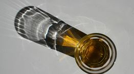 Johnnie Walker σε χάρτινα μπουκάλια από το 2021