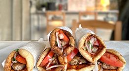 Στο Αιγάλεω θα φας ένα από τα πιο επικά αθηναϊκά σουβλάκια