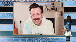 Τα hoodies είναι παντοτινά για τον Jason Sudeikis