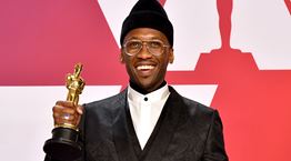 Μία ματιά στις απίθανες εμφανίσεις του Mahershala Ali στο κόκκινο χαλί