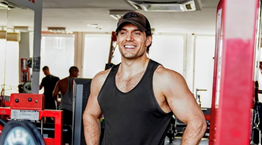 Γιατί ο Superman μοιάζει όλο και περισσότερο με bodybuilder