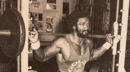 Ο 'Νονός' του bodybuilding και μία δυνατή προπόνηση για χέρια