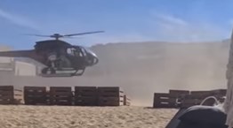 Σε άλλα νέα, ελικόπτερο προσγειώνεται σε beach bar της Μυκόνου