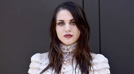 Η Frances Bean Cobain έχει κάτι από το σκοτάδι του πατέρα της