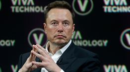 O Elon Musk τα έβαλε και με τη Wikipedia