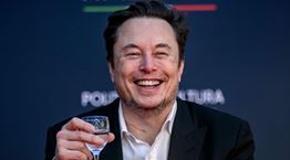 Σε άλλα νέα, ο Elon Musk είναι φαν της Taylor Swift