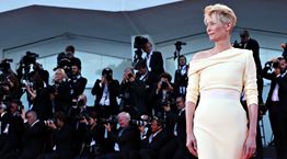 Η απόμακρη γοητεία της Tilda Swinton