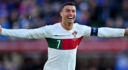 Ο Cristiano Ronaldo, οι ανάγλυφοι κοιλιακοί και τα βαμμένα νύχια