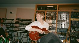 Μόλις ακούσαμε -και κολλήσαμε με- τα 2 ολοκαίνουργια τραγούδια των Spoon