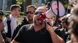 Τι μάθαμε από την ιστορία του συνωμοσιολόγου Alex Jones