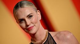 Δυσκολευτήκαμε να γνωρίσουμε τη Charlize Theron σε αυτήν τη διαφήμιση ποτού