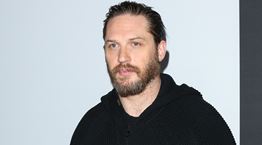 O Tom Hardy &#39;γλυκοιτάζει&#39; το κινηματογραφικό Peaky Blinders