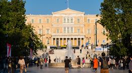 Γιατί η πλατεία Συντάγματος θα γίνει γήπεδο ποδοσφαίρου