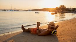 Πέντε βιβλία Ελλήνων πεζογράφων που αξίζει να διαβάσεις αυτό το καλοκαίρι