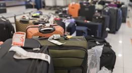 Να γιατί πρέπει πάντα να αφαιρείς τα παλιά αυτοκόλλητα από τη βαλίτσα σου