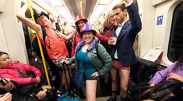 Γιατί κάτοικοι του Λονδίνου μπήκαν στο μετρό χωρίς παντελόνι (video)