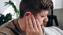 Γιατί βουίζουν συνέχεια τα αφτιά σου;