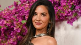 H Olivia Munn φωτογραφήθηκε ημίγυμνη και έδειξε τις ουλές της διπλής μαστεκτομής