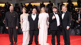 Έχουμε trailer για το Bugonia, τη νέα ταινία του Γιώργου Λάνθιμου - Αποθεώθηκε στο Φεστιβάλ Βενετίας