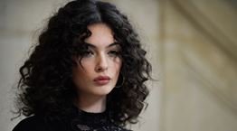 Deva Cassel, υποκλινόμαστε