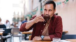 Ο καφές αποδεδειγμένα μας κάνει πιο ευτυχισμένους και το Harvard επιβεβαιώνει