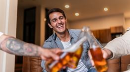 Η δουλειά που πληρώνεσαι 12.000 ευρώ για να πίνεις μπύρα