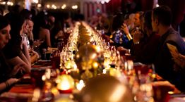 Chic &amp; Sparkle | Οι εκθαμβωτικές εμφανίσεις στο Private Festive Dinner των πολυκαταστημάτων attica