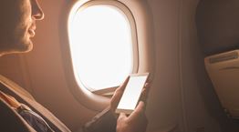 Γιατί πρέπει να βάζεις το κινητό σου σε λειτουργία πτήσης στο αεροπλάνο