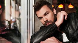 Ο Γιώργος Σαμπάνης τραγουδάει τη ζωή του