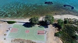 Σ&#39; αυτό το γήπεδο μπάσκετ στην Ελαφόνησο παίζαμε έστω ένα μονό