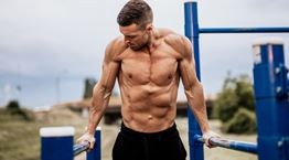 Καλλισθενική γυμναστική vs γυμναστήριο: Τι να προτιμήσεις για περισσότερη μυική μάζα