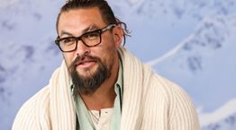 O Jason Momoa μένει στο δρόμο - και δεν κάνουμε πλάκα