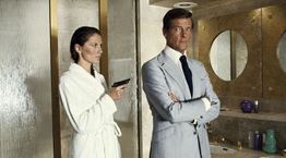 10 φορές που λατρέψαμε το στυλ του Roger Moore ως James Bond