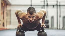 Μία 30λεπτη προπόνηση με αλτήρες για να κάψεις πολύ λίπος