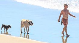 Ο πατέρας του Chris Hemsworth παραμένει &#39;φέτες&#39; στα 66 του