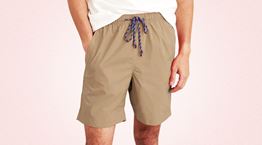 Μία εξωφρενικά στιλάτη και άνετη βερμούδα για τον Αύγουστο