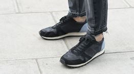 4 στυλ μαύρων sneakers που είναι μόδα