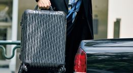 Ο Dior ανανεώνει την κλασική βαλίτσα της Rimowa