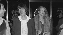 Η Jerry Hall και οι άντρες της ζωής της