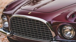 Λίγα αυτοκίνητα πλησιάζουν τη Ferrari 375 America