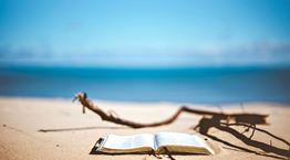 Σπουδαία μυθιστορήματα με φόντο την παραλία