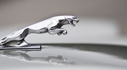 H στιγμή που πλήθος ανθρώπων βάζει φωτιά σε αυτόνομη Jaguar