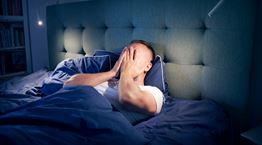 Τι δεν πρέπει να κάνεις αν ο ύπνος σου διακοπεί μέσα στη νύχτα