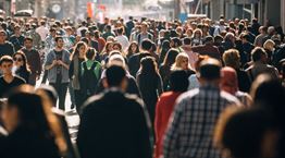 Αυτές είναι οι αυξήσεις που θα πάρουν 3,5 εκατομμύρια δημόσιοι και ιδιωτικοί υπάλληλοι