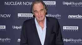 O Oliver Stone έχει κάτι να πει για τον Ryan Gosling