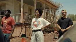 Όλοι μιλούν για τα &#39;90s T-shirts του Nope