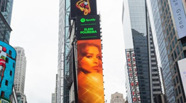 Σε άλλα νέα, η Ελένη Φουρέιρα μπήκε σε billboard της Times Square